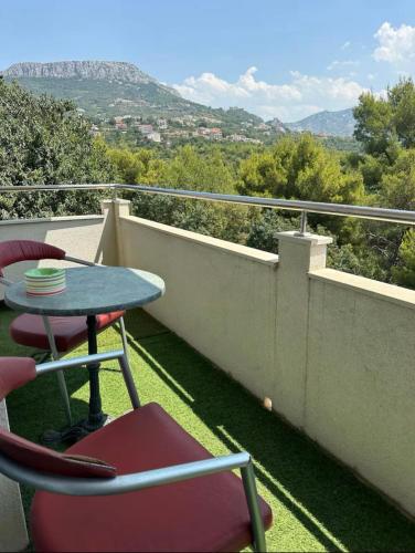 a table and chairs on a balcony with a view at Apartman Mara in Solin