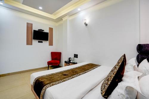Postel nebo postele na pokoji v ubytování Hotel Bala Ji International Pure Veg