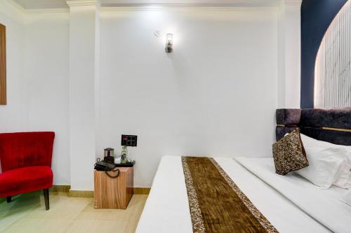 Postel nebo postele na pokoji v ubytování Hotel Bala Ji International Pure Veg