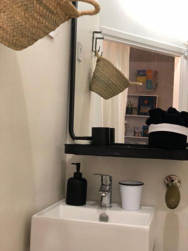 Photo de la galerie de l'établissement Charming studio with Patio in the heart of Marseille, à Marseille