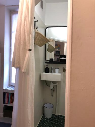 Photo de la galerie de l'établissement Charming studio with Patio in the heart of Marseille, à Marseille