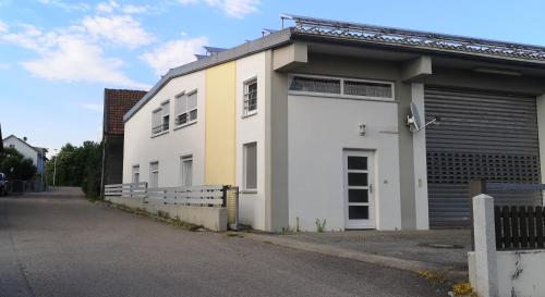a white and yellow house with a garage at Vermietung Gisl in Wiesent
