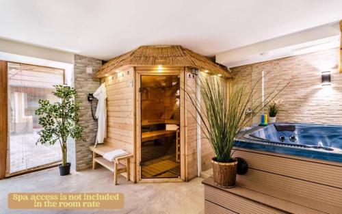 a bathroom with a tub and a toilet and a tub at Pensiunea Cristina in Râşnov