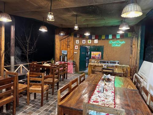 Χώρος καθιστικού στο Daak Bangla Retreat