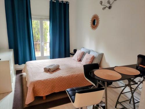 une chambre avec un lit, une table et des chaises dans l'établissement Provençal-style apartment, à Aix-en-Provence