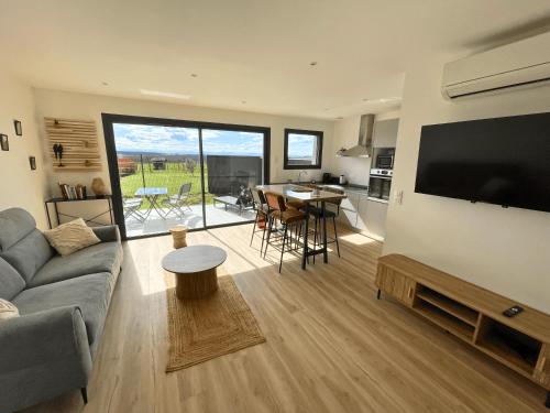 Rivière-Saas-et-GourbyBelleVue - Jardin-Montagne-Calme的带沙发和大屏幕平面电视的客厅