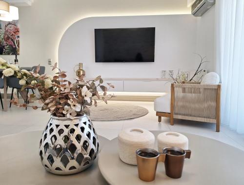 a living room with a black and white vase at Lux home in central location in Ierápetra