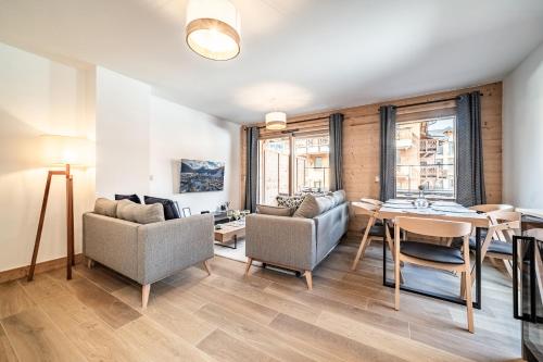 un salon avec une table et des chaises dans l'établissement Apartment Fyndor, Morzine - by EMERALD STAY, à Morzine