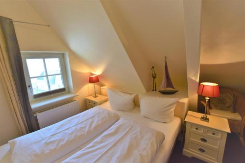 Ένα ή περισσότερα κρεβάτια σε δωμάτιο στο Landhaus auf der Düne, App 7