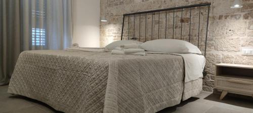 um quarto com uma cama com duas toalhas em Antica Dimora Vada' em Alberobello