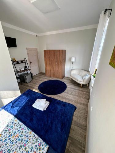 a living room with a bed and a chair at Pałac pod Bocianim Gniazdem in Runowo