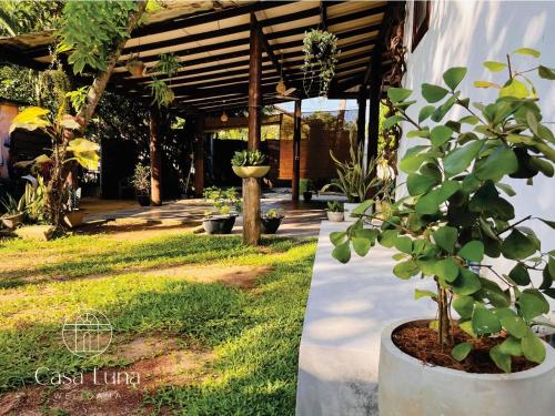 Een tuin van Casa Luna Weligama