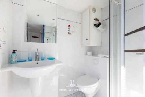 une salle de bain blanche avec un lavabo et des toilettes dans l'établissement Racing the Wind Breathtaking Port View 2 pers, à Honfleur