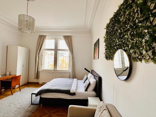 a bedroom with a bed and a mirror on the wall at Parkview Rudolfsplatz in Vienna