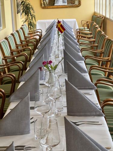a long table with wine glasses and a flag on it at Anita på Gästis i Anderslöv in Anderslöv