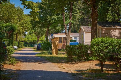 Фотография из галереи Homair Mobil-homes Camping Les Avignon в городе Вильнёв-лез-Авиньон
