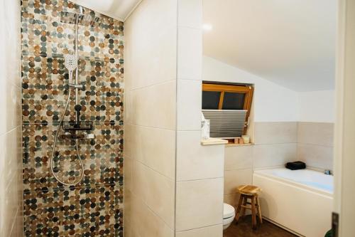 a bathroom with a shower and a toilet at Lodge mit Sauna & Seeblick für Naturliebhaber in Diemelsee