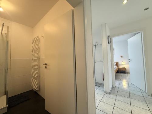 a hallway with a shower and a door to a bathroom at Ferienwohnung Bartling am See in Friedrichshafen
