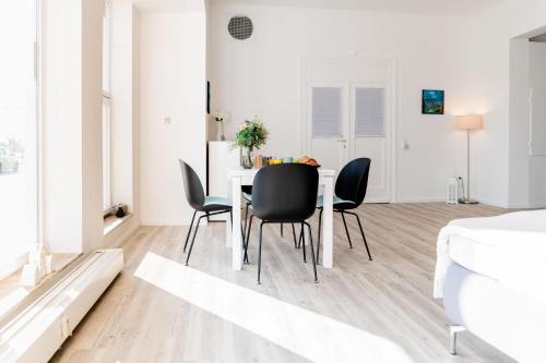 a dining room with a table and chairs at Schiffskajüte in Flensburg