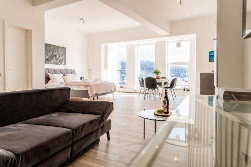 a living room with a couch and a bedroom at Schiffskajüte in Flensburg