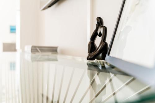 a pair of scissors sitting on top of a glass table at Schiffskajüte in Flensburg