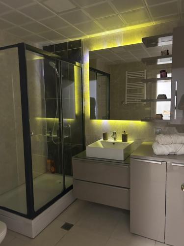 Koupelna v ubytování Skopje Sky Smart Twin Apartments 29th & 30th Spa Included