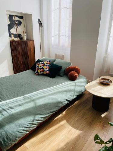 un lit avec deux ours en peluche dans une pièce dans l'établissement Magnifique 2 pièces - Vieux Nice, à Nice