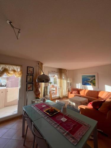 Χώρος καθιστικού στο Beautiful apartment very close to the sea