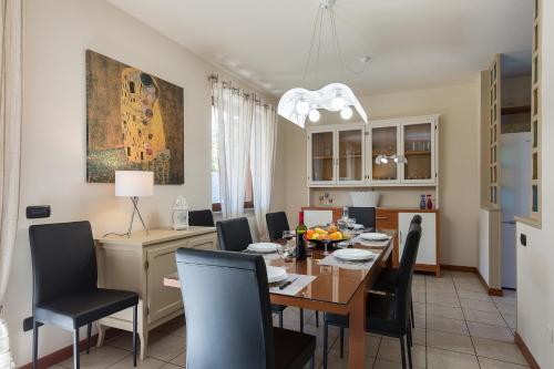 a kitchen and dining room with a table and chairs at Casa Allegra in Orta San Giulio