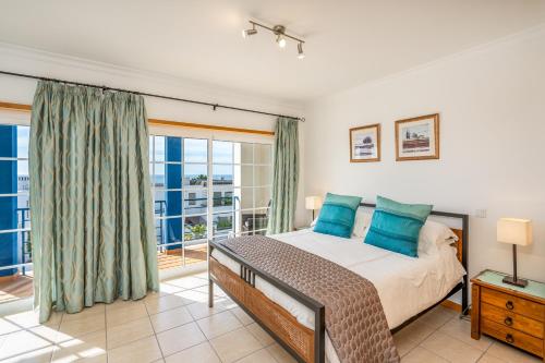 Ένα ή περισσότερα κρεβάτια σε δωμάτιο στο Baleias Guesthouse - 3 Bedroom Townhouse with private pool & sea view