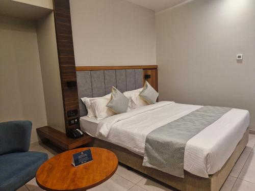 Postel nebo postele na pokoji v ubytování The Qubice Hotel, Kolhapur