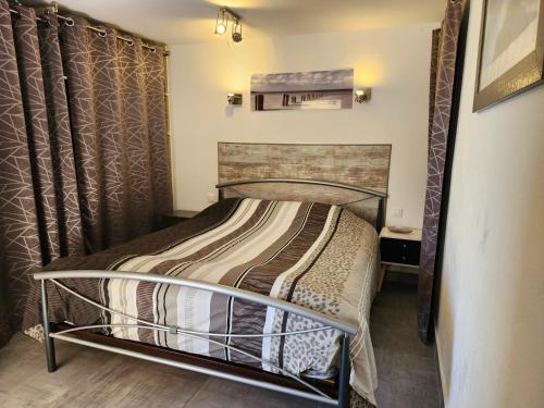 une chambre avec un lit superposé dans une pièce dans l'établissement APPARTEMENT REZ DE JARDIN DANS VILLA VUE MER, à Cavalaire-sur-Mer