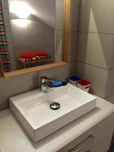 une salle de bain avec un lavabo blanc et un miroir dans l'établissement Neues, modernes Steinchalet mit grosser Terrasse und Pool bei Rondinara, à Bonifacio