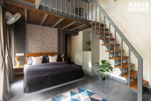 Una cama o camas en una habitación de StayVista at Tarang - The Nest 3BR with Lawn, AC, BBQ and Comp Breakfast- Coorg