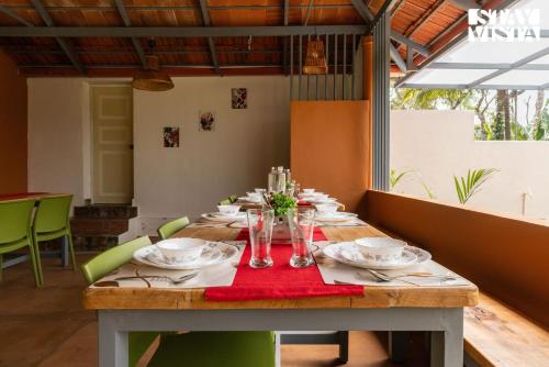 Bebidas en StayVista at Tarang - The Nest 3BR with Lawn, AC, BBQ and Comp Breakfast- Coorg