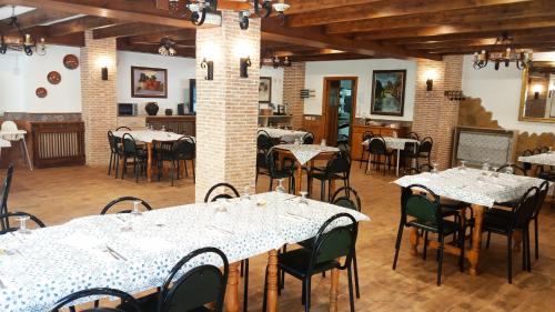 un restaurant avec des tables et des chaises dans une salle dans l'établissement Apartamentos Casas Venta Ticiano, à Yeste