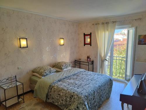 une chambre avec un lit et une fenêtre dans l'établissement ISHTa, à Vernet-les-Bains