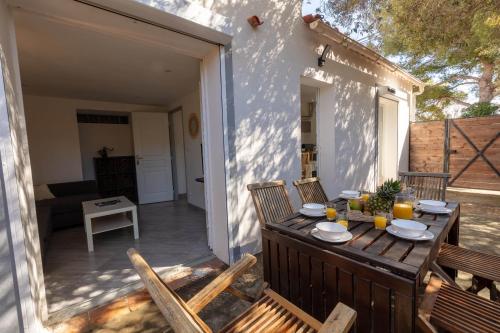 d'une terrasse avec une table et des chaises. dans l'établissement La Janette, charmante villa pour 6-8 pers avec une situation idéale, proche des plages et du sentier du littoral, à Hyères