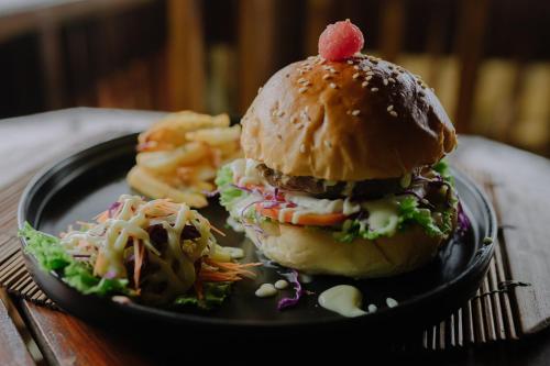 Makanan di atau berdekatan taman percutian