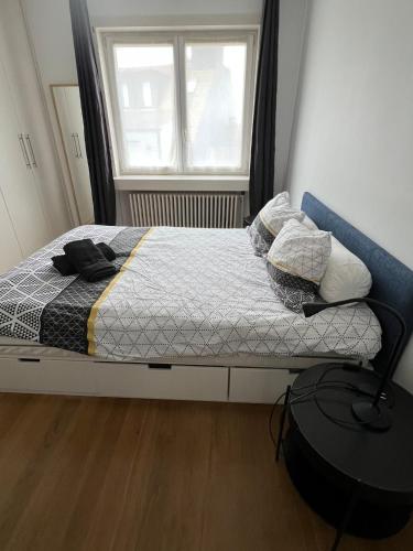 a bed in a room with a window at Très beau penthouse avec terrasse - Place Albert in Knokke-Heist