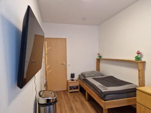 TV a/nebo společenská místnost v ubytování Einzelzimmer in ruhiger Lage --- Check-In mit Schlüsselkasten