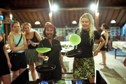 Tetamu yang menginap di Puri Lumbung Cottages Restaurant & Spa Munduk
