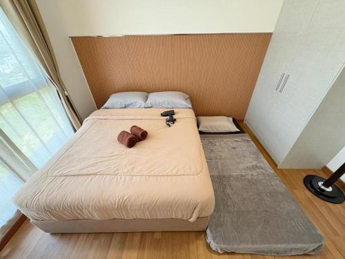 Ένα ή περισσότερα κρεβάτια σε δωμάτιο στο Spacious Muji Homestay with IOI Mall & KL View