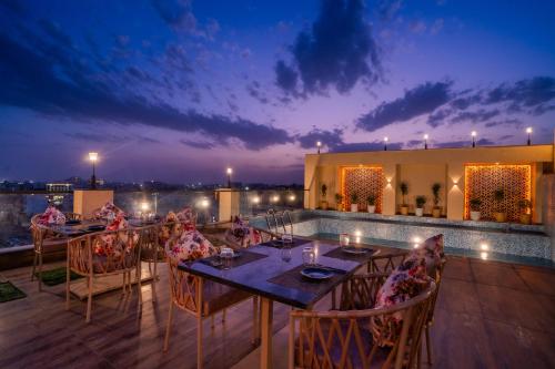 Bazén v ubytování Royal Prime - A City Center Boutique Hotel In Jaipur nebo v jeho okolí