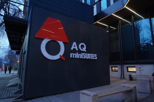 Et logo, certifikat, skilt eller en pris der bliver vist frem på AQ miniSUITES