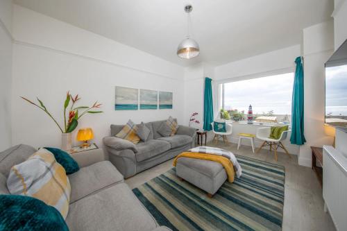 Posezení v ubytování Absolute Beachfront with Decked Garden Oasis and Views