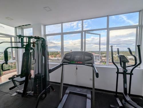Γυμναστήριο ή/και όργανα γυμναστικής στο Luxury Urban Living 3BR 360Rooftop Pool & Gym
