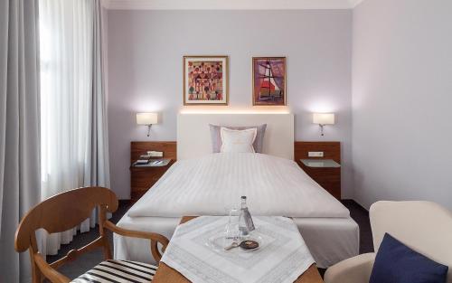 Postel nebo postele na pokoji v ubytování RomanticHOTEL Goldener Karpfen