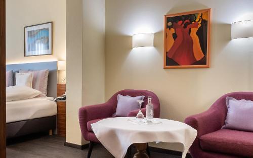 Postel nebo postele na pokoji v ubytování RomanticHOTEL Goldener Karpfen