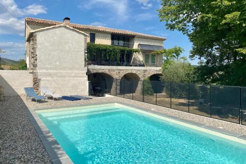 une villa avec piscine devant une maison dans l'établissement Maison de vacances Ardèche 8 personnes, à Mirabel